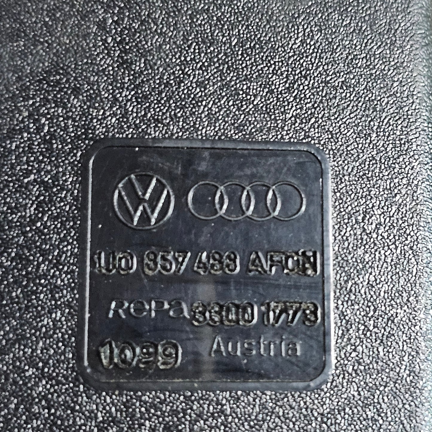VW Golf IV / Bora Gurtschloss Mitte – Originalteil 1J0 857 488 AFC – Satinschwarz