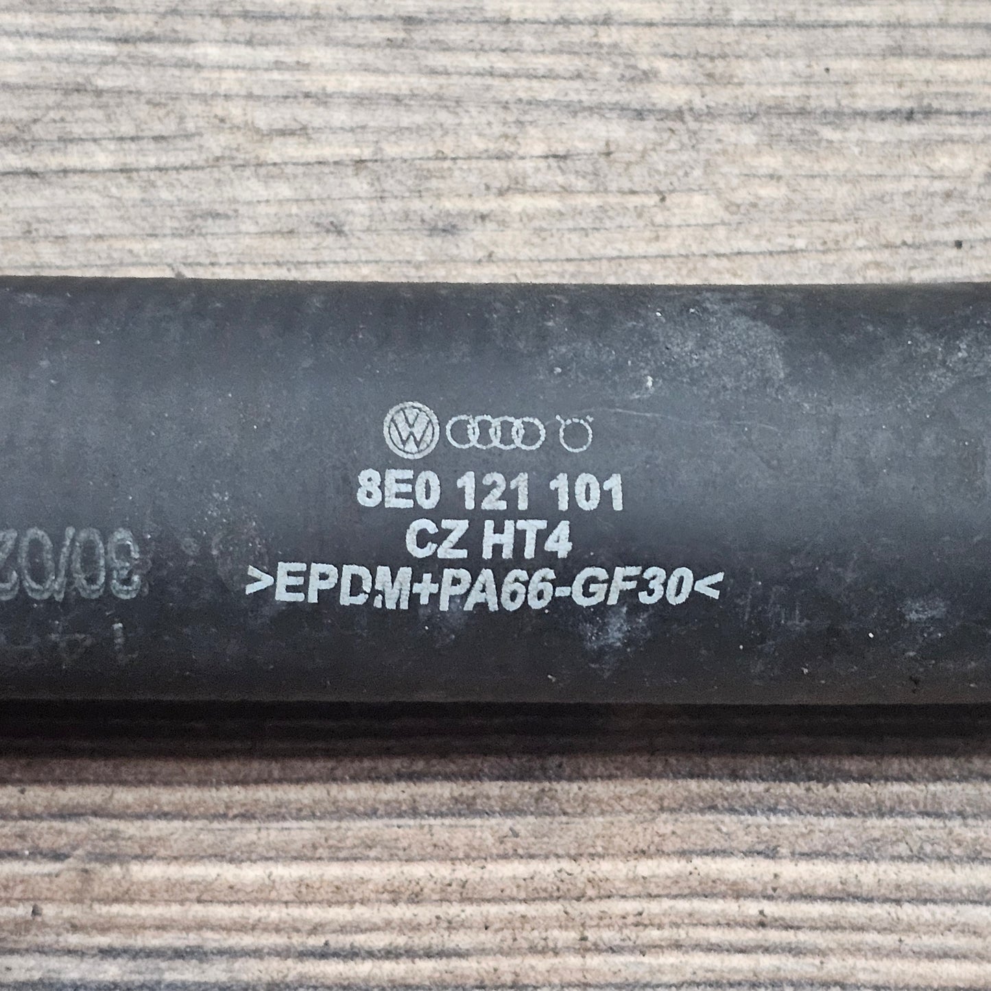 Kühlerschlauch oben Audi A4 / A4 Avant / A4 Cabriolet / A6 / Seat Exeo 8E0 121 101 - gebraucht