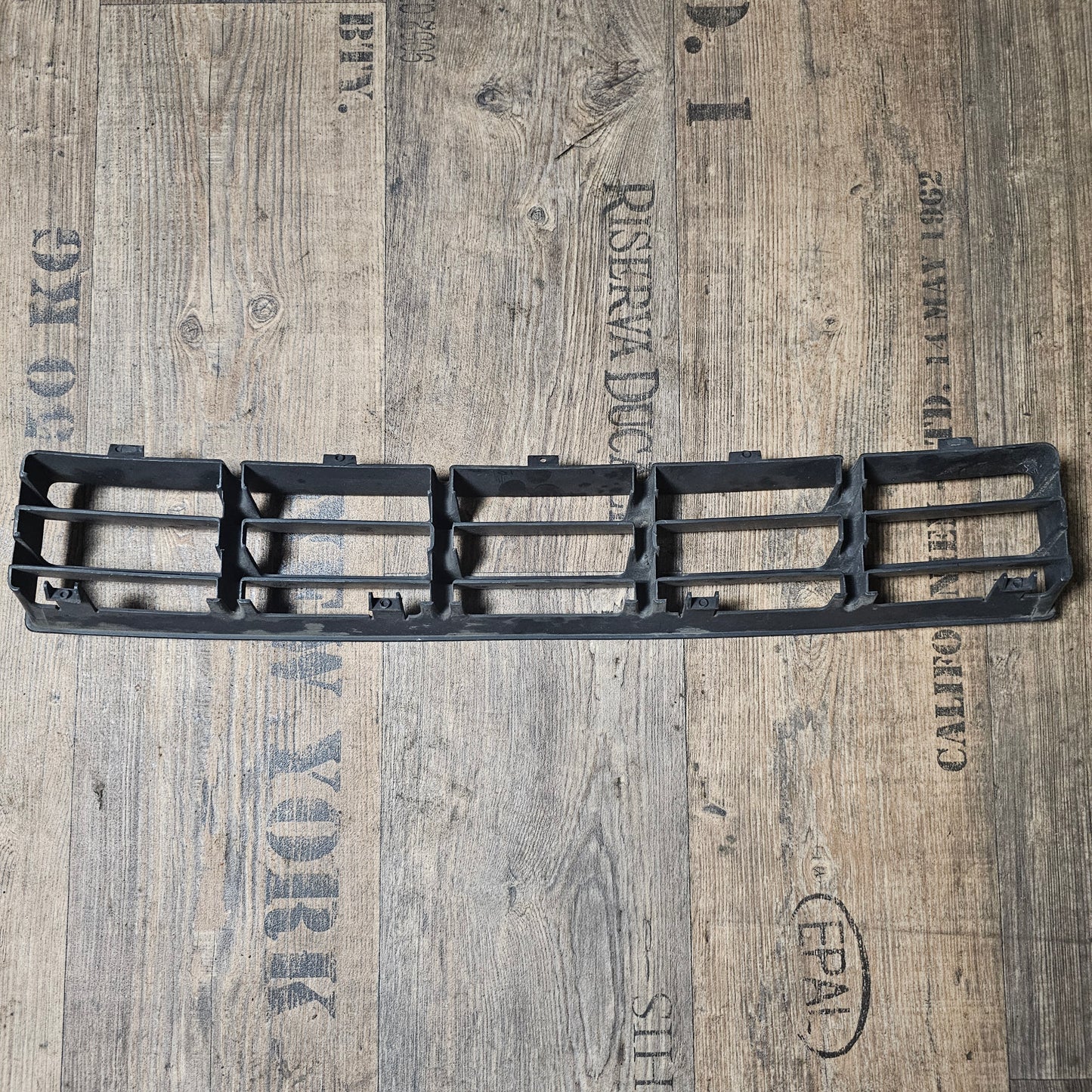 VW Golf IV Luftführungsgitter – Originalteil 1J0 853 677 D – Mittelgrill Stoßfänger vorne