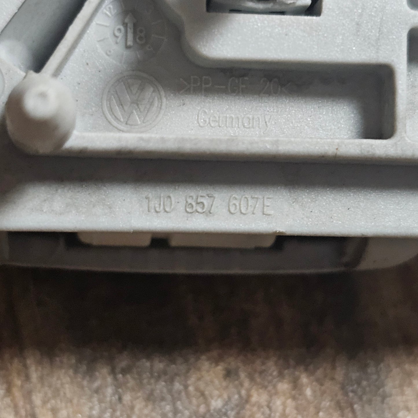 VW Golf 4/Bora Haltegriffe links & rechts + Sonnenblende Mitte grau – 1J0 857 607 D, 1J0 857 607 E, 1J0 858 555