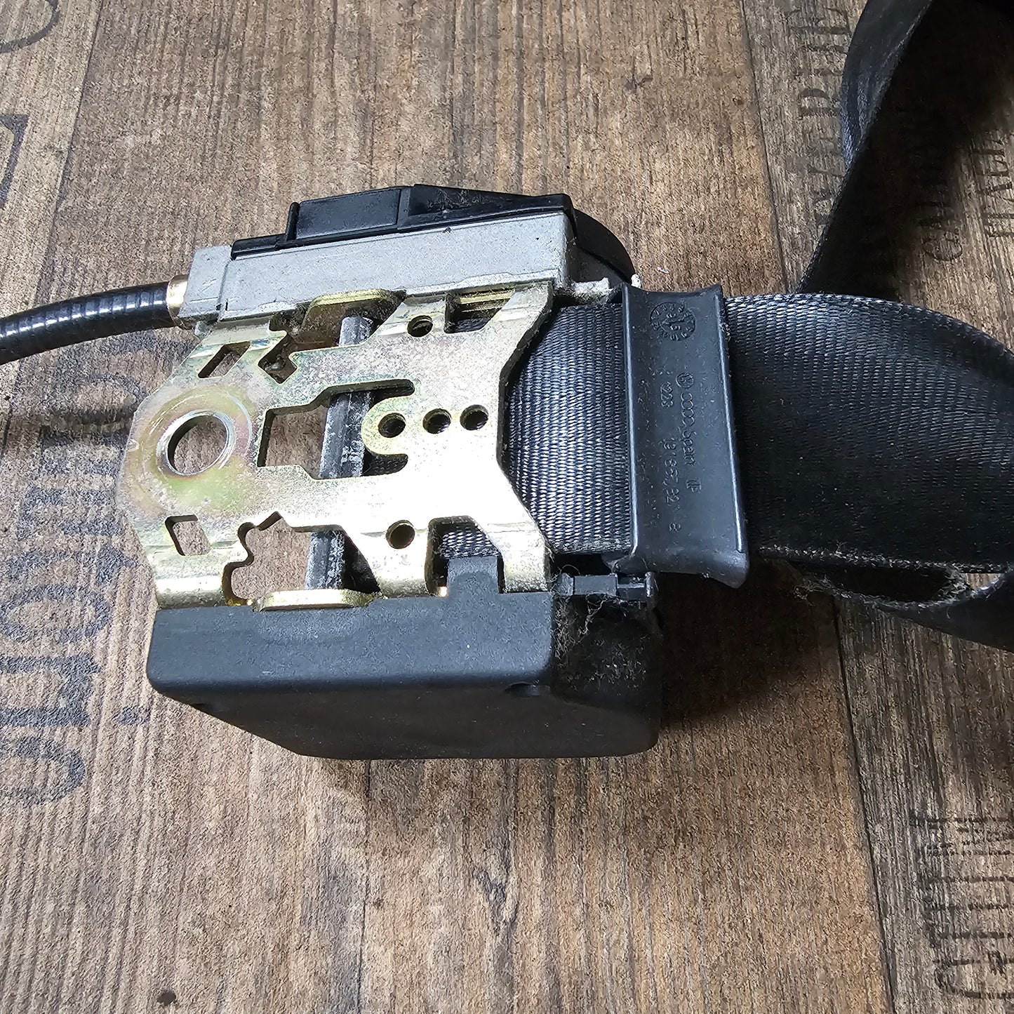 Sicherheitsgurt mit Gurtstraffer vorne links VW Golf 3 – 1H0857705A – gebraucht