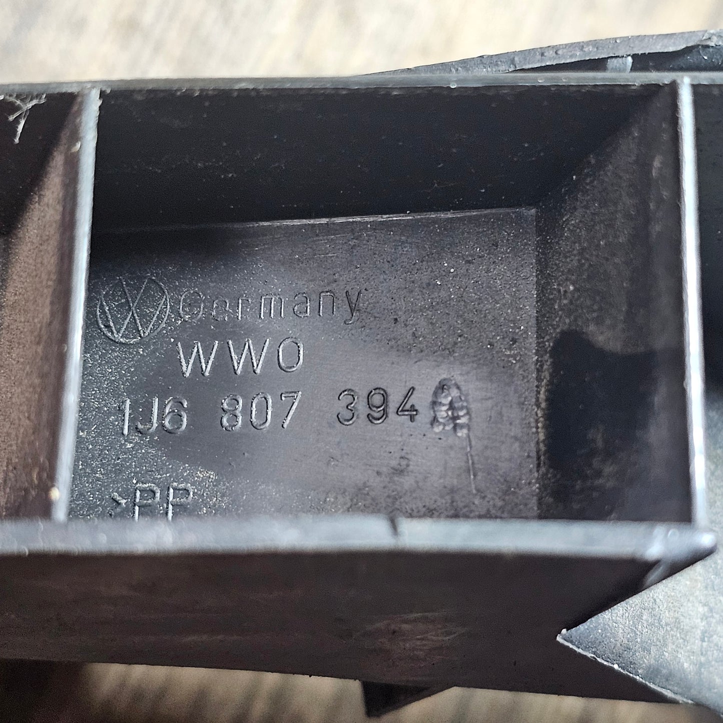 Gebrauchte Stoßstangenhalterung hinten für VW Golf IV – Teilenummer 1J6 807 394A & 1J6 807 393