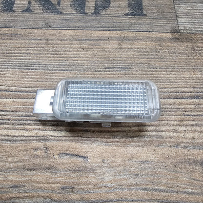 Seitliche Stufenbeleuchtung Audi – Teilenummer 8A0 947 415 – Gebraucht