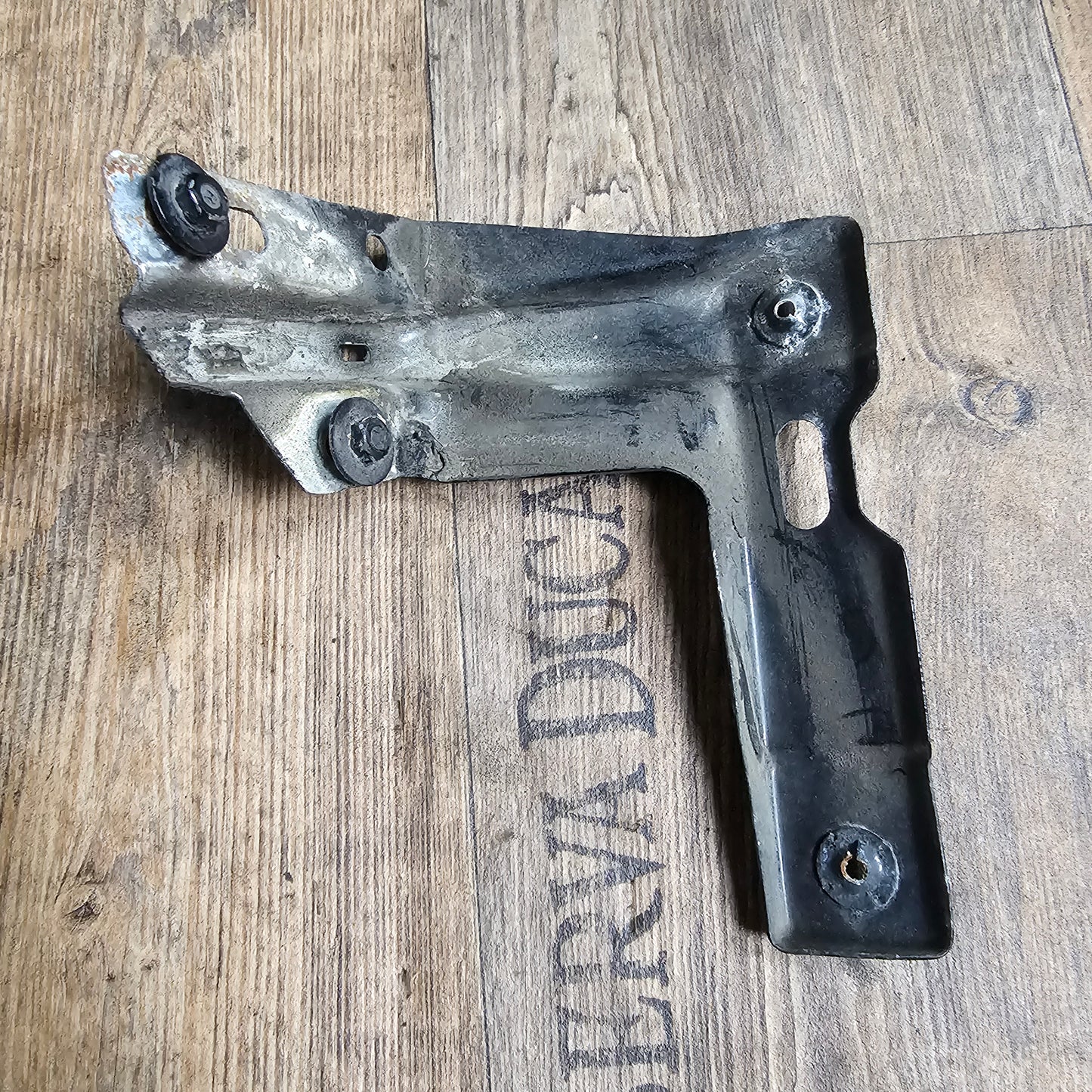 Kotflügelhalter vorne links für VW Golf IV & Bora – Originalteil 1J0 821 135