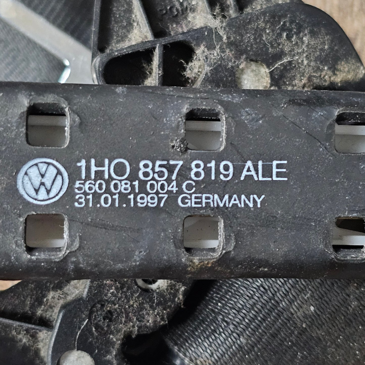 Sicherheitsgurt mit Gurtstraffer vorne links VW Golf 3 – 1H0857705A – gebraucht