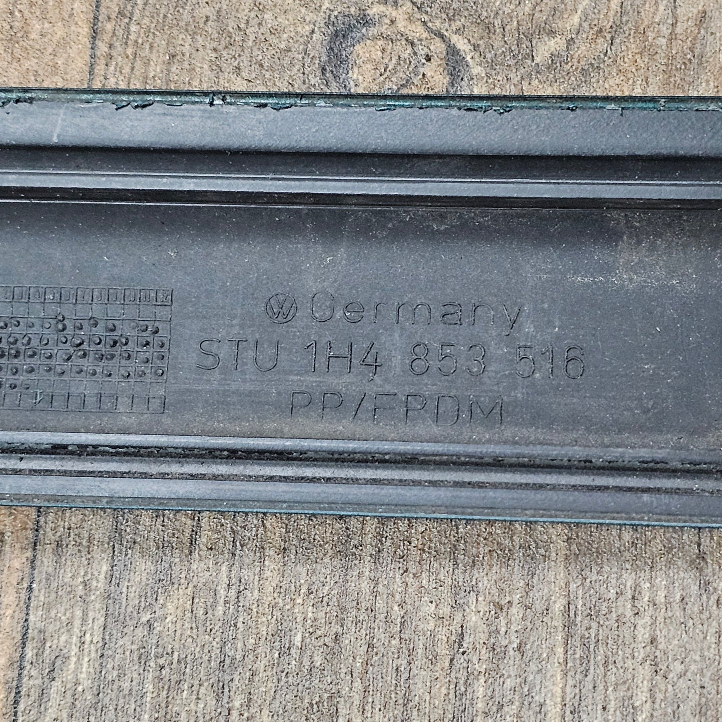 Stoßleiste / Zierleiste rechts Dragon Green (LC6P) VW Golf 3 / Vento / Variant – 1H4853516 – gebraucht