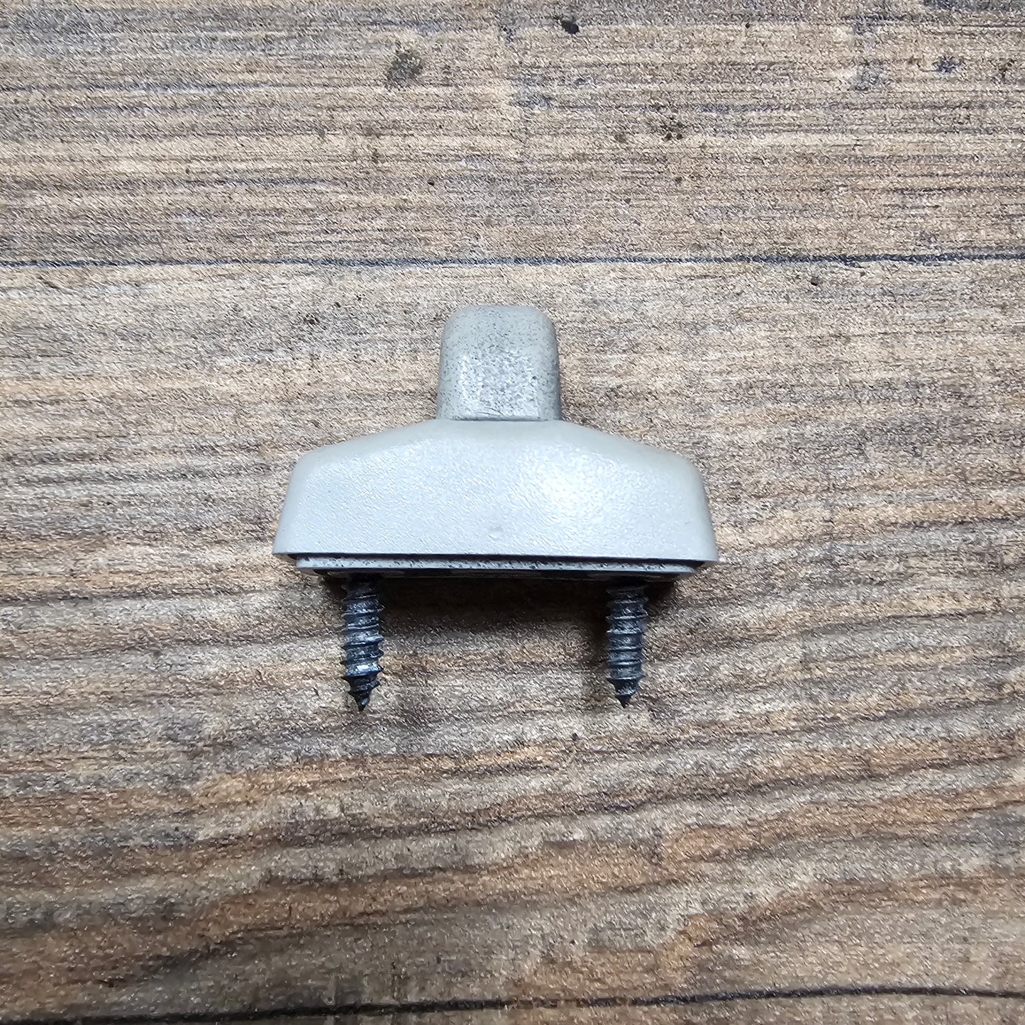 Sonnenblenden-Clip Grau VW Skoda Seat – Teilenummer 3B0 857 561 A – Gebraucht