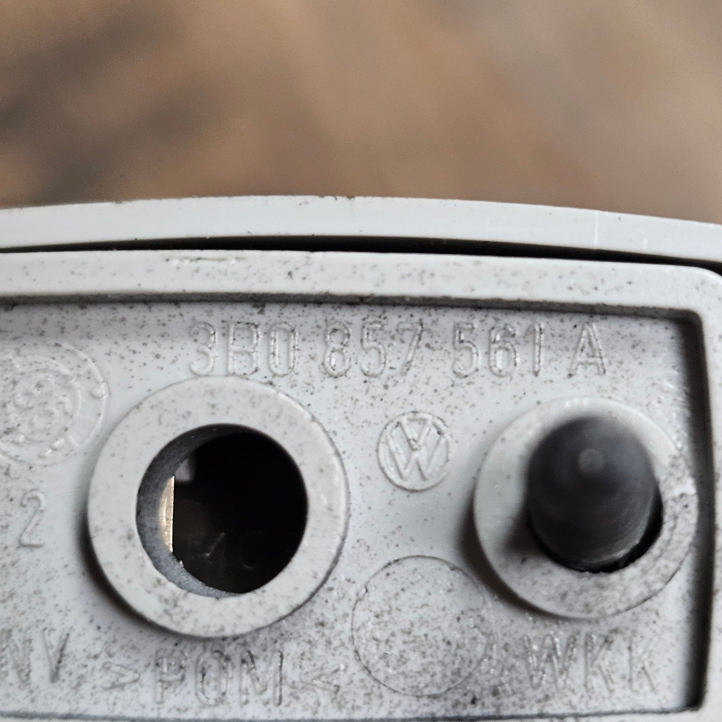 Sonnenblenden-Clip Grau VW Skoda Seat – Teilenummer 3B0 857 561 A – Gebraucht