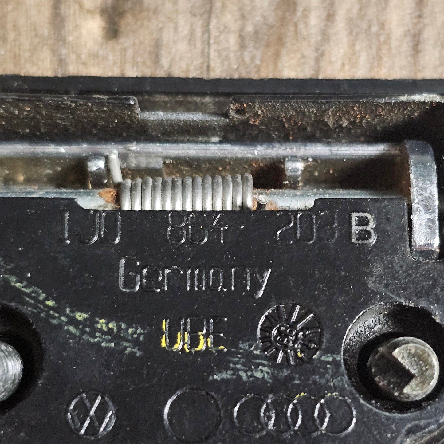 VW Golf IV / Bora / Audi A3 / A4 / A6 – Original 2x Verzurröse Kofferraum 1J0864203B