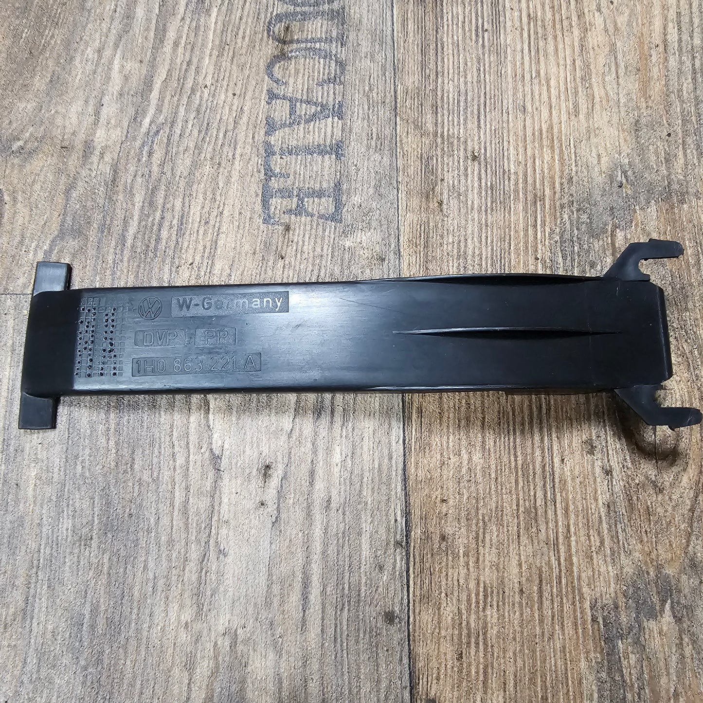 Führung für Abdeckstreifen – 1H0863221A – VW Golf 3 – gebraucht
