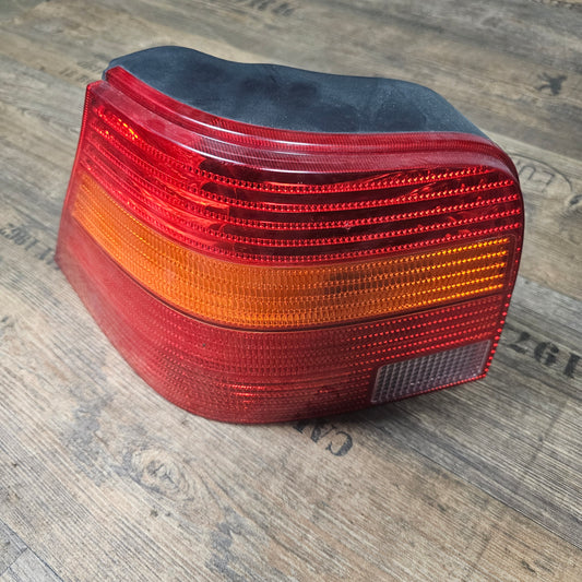 Heckleuchte links inkl. Lampenträger VW Golf 4 Variant – 1J6945095 + 1J6945257 – gebraucht