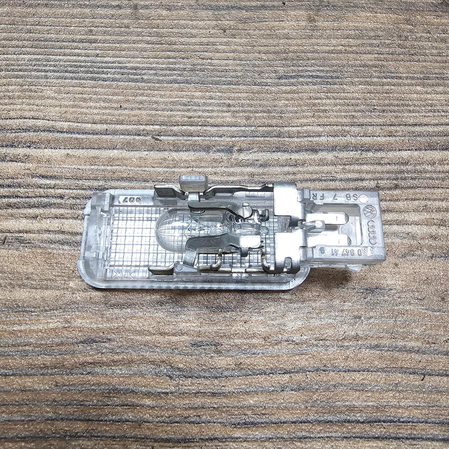 Seitliche Stufenbeleuchtung Audi – Teilenummer 8A0 947 415 – Gebraucht