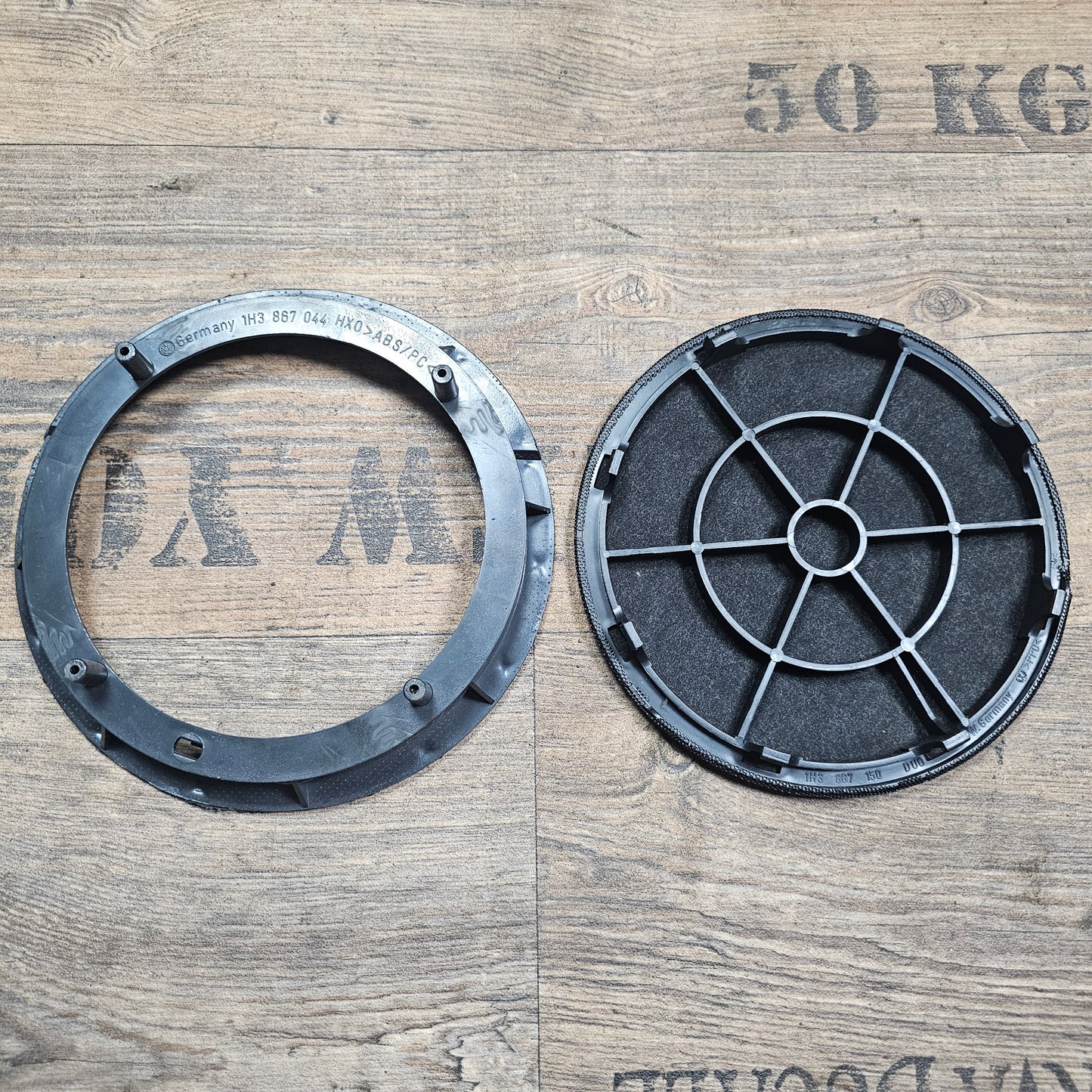 Gebrauchtes Boxengitter für VW Golf 3 / Vento / Cabrio – Rechts Hinten mit Rahmen – Teilenummer 1H3867150 + 1H3867044