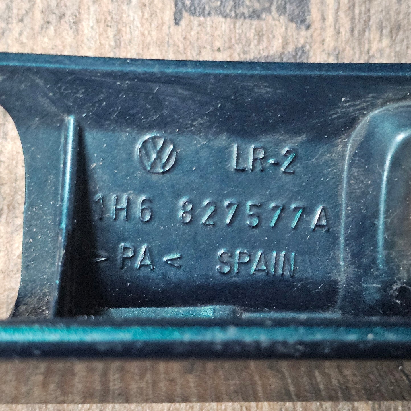 Griffleiste Heckklappe Dragon Green (LC6P) VW Golf 3 – 1H6827577A – gebraucht