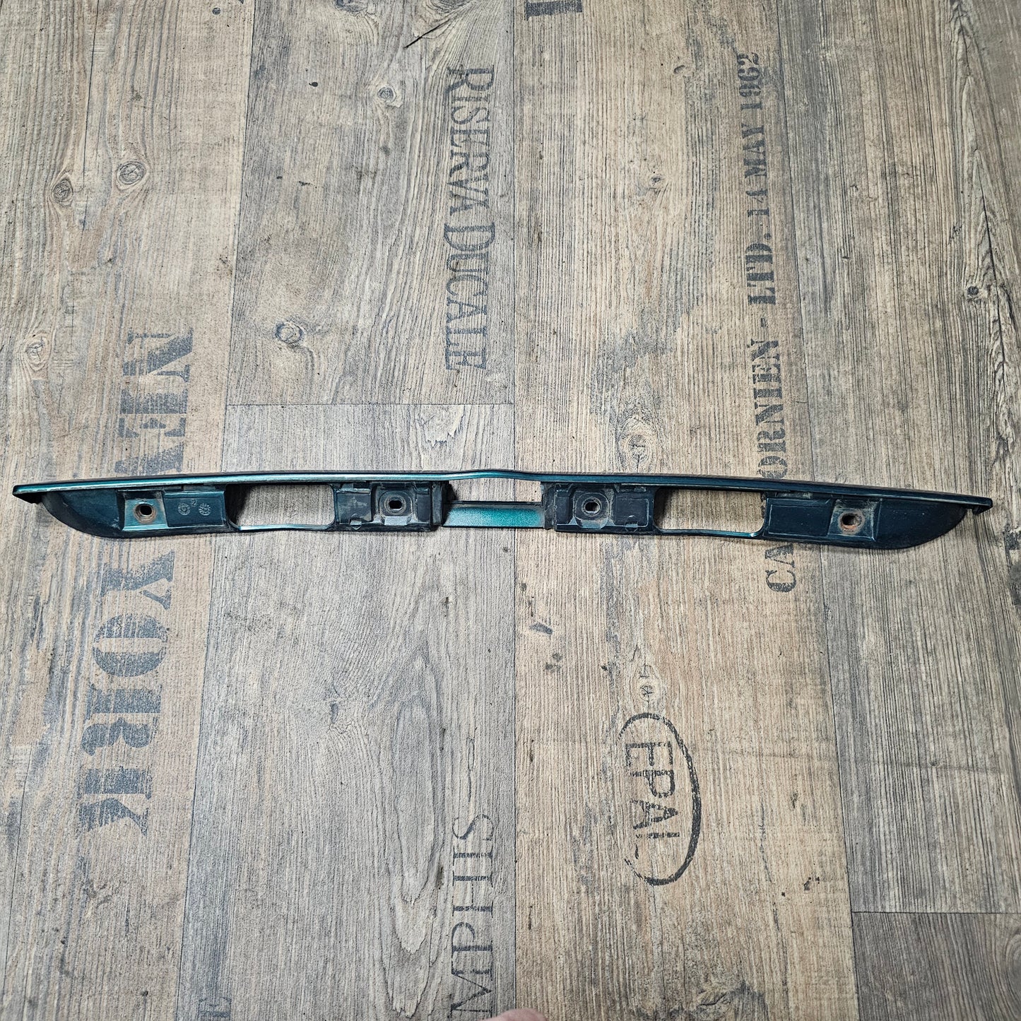 Griffleiste Heckklappe Dragon Green (LC6P) VW Golf 3 – 1H6827577A – gebraucht
