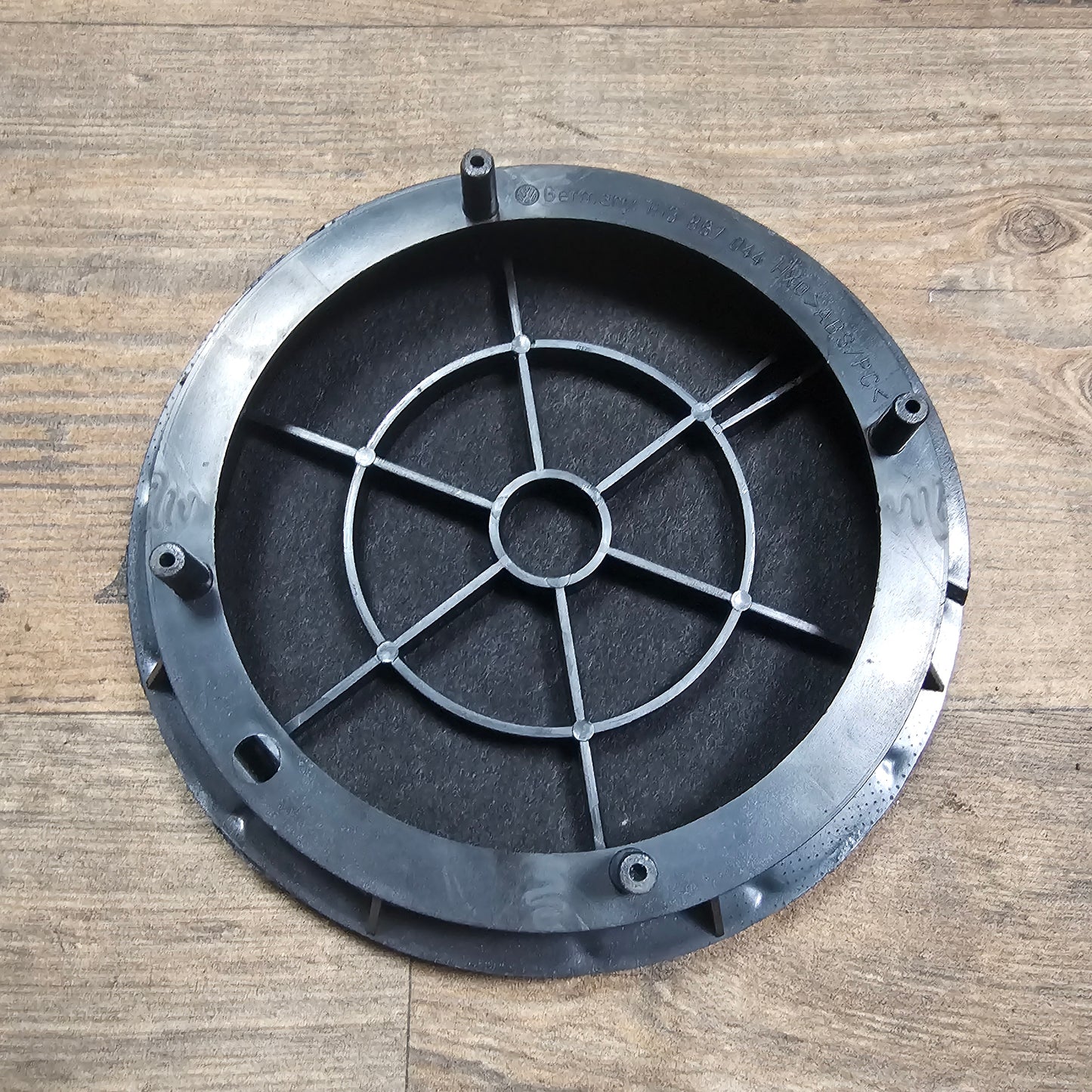 Gebrauchtes Boxengitter für VW Golf 3 / Vento / Cabrio – Rechts Hinten mit Rahmen – Teilenummer 1H3867150 + 1H3867044