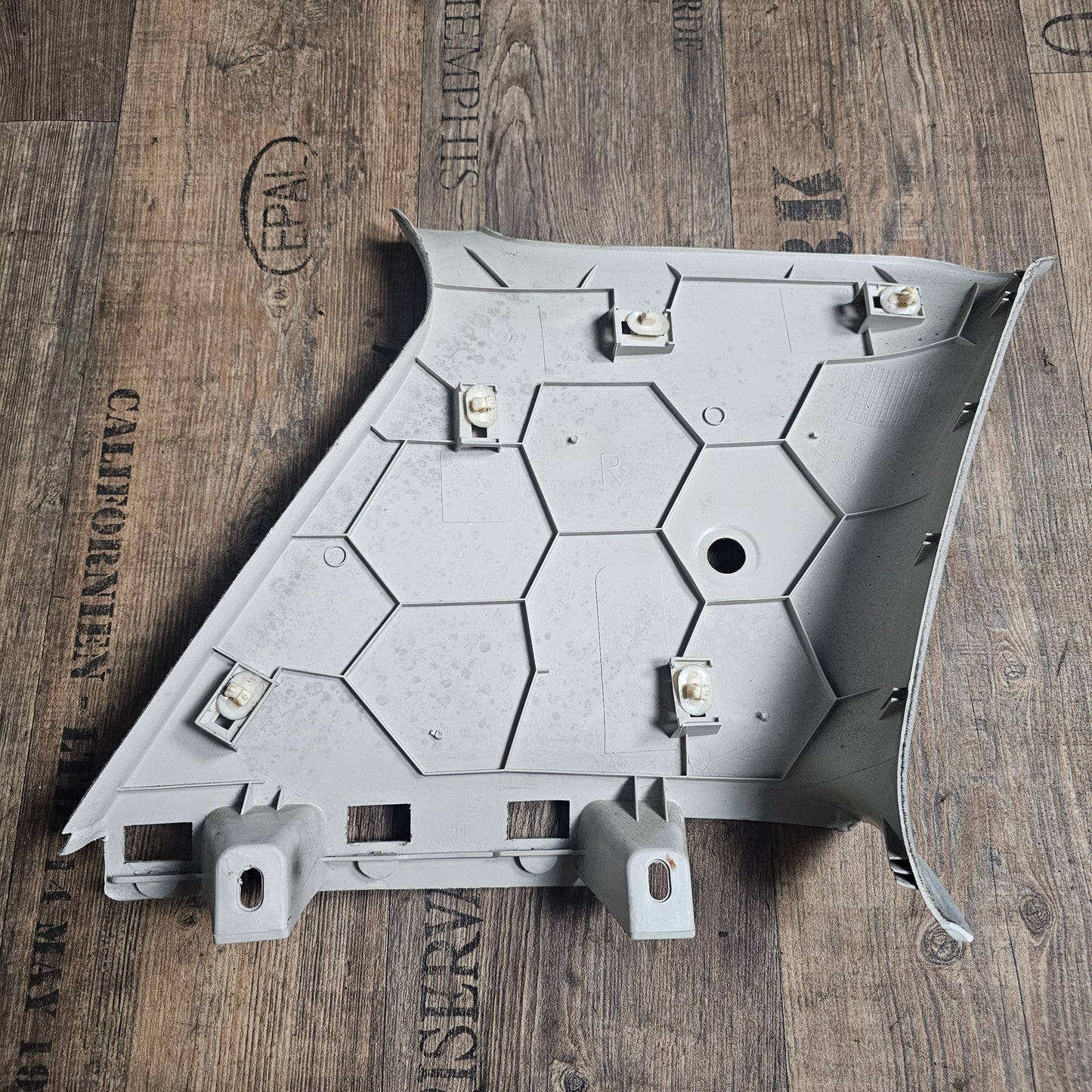 Verkleidung rechts VW Golf IV – Teilenummer 1J3 867 288 E – Gebraucht