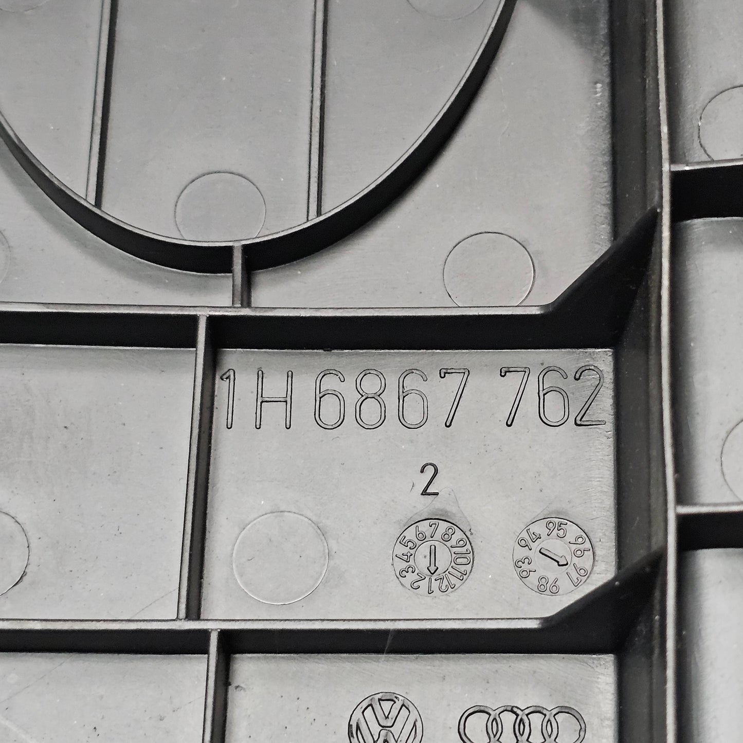 Hutablagen-Halterung rechts VW Golf 3 – 1H6867762 – gebraucht