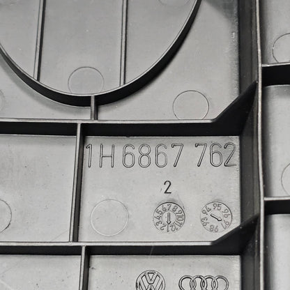 Hutablagen-Halterung rechts VW Golf 3 – 1H6867762 – gebraucht