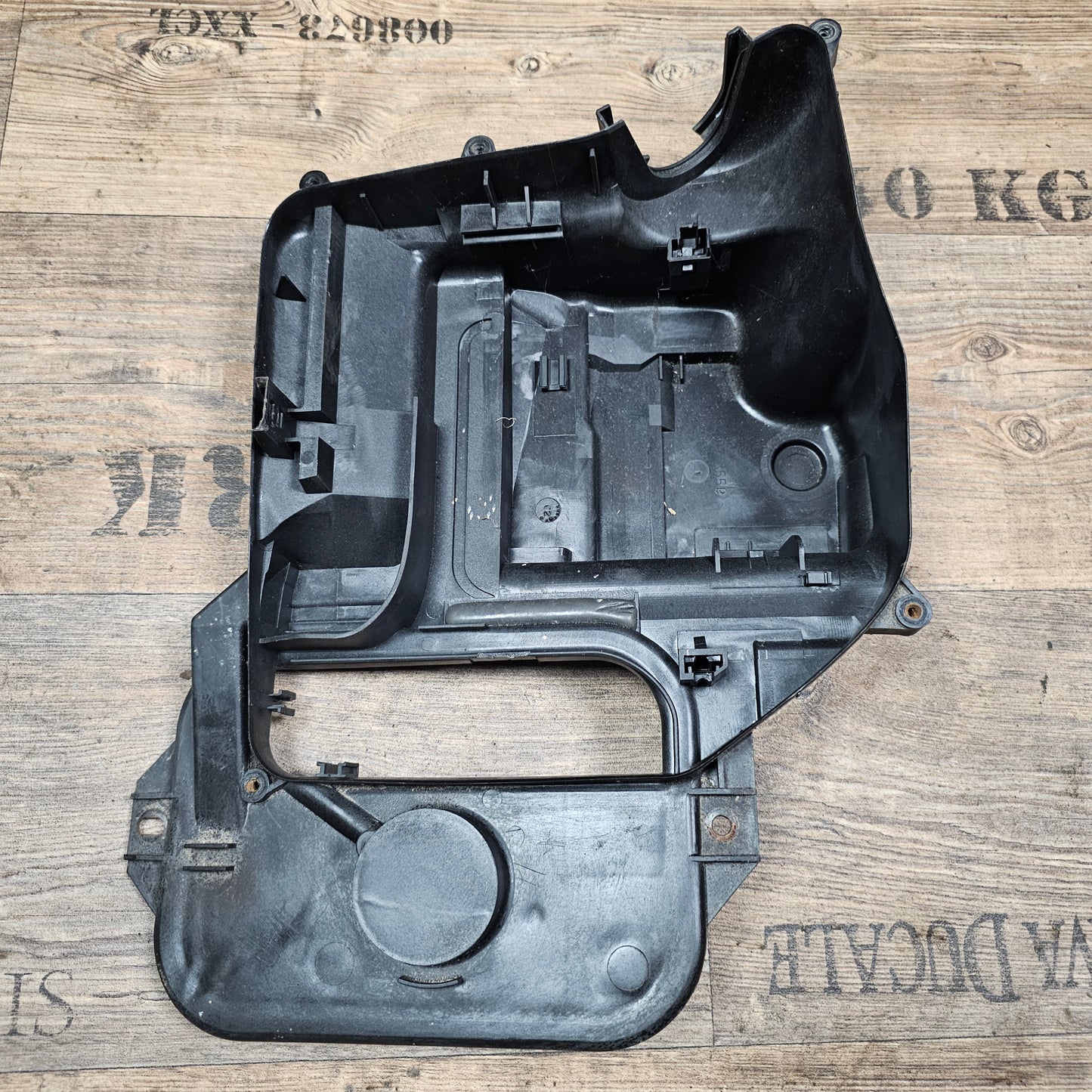Audi VW Skoda Gehäuse Abdeckung Halter Motorsteuergerät 8D1907355B + 8E1907613D gebraucht