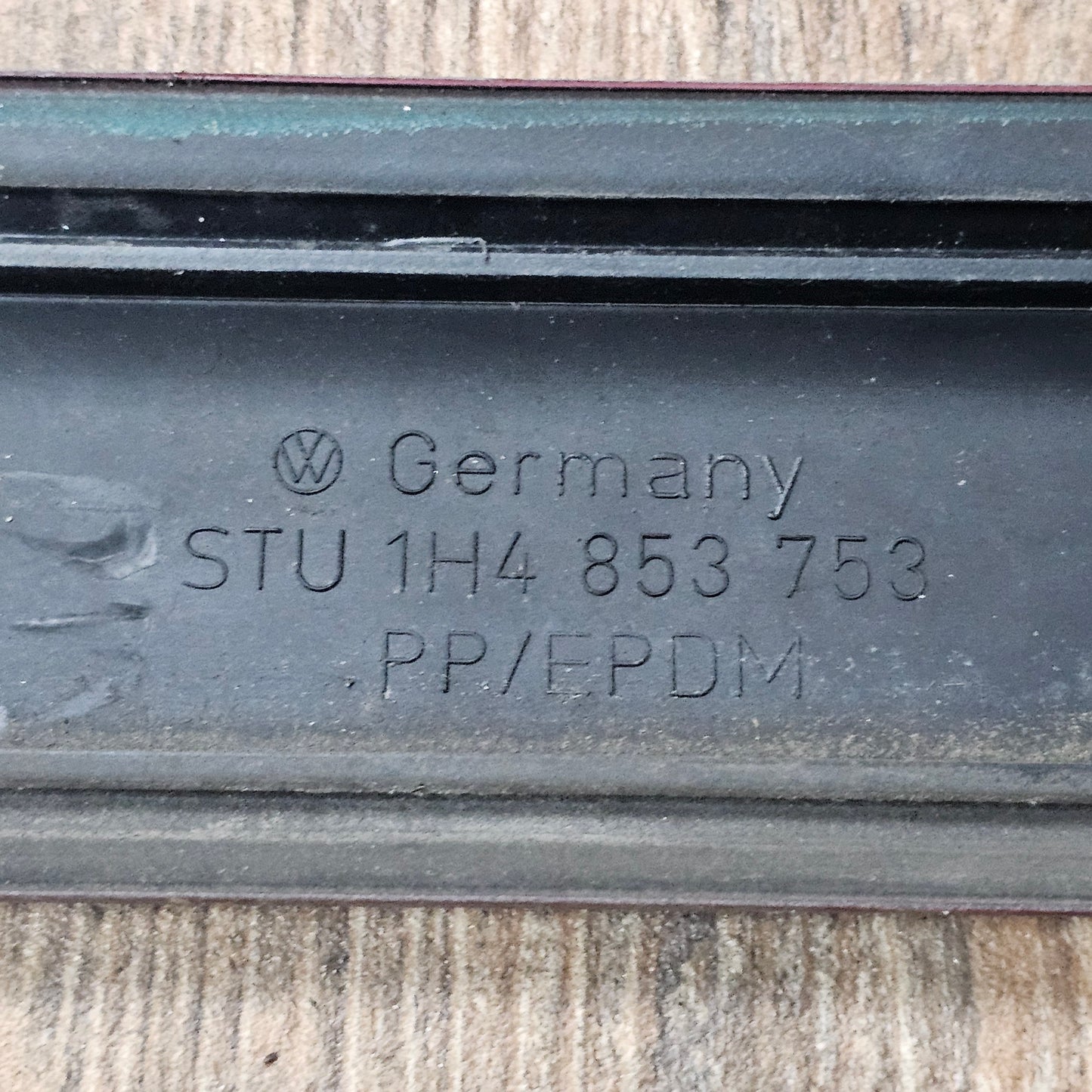 Seitenleiste hinten links Hot Chilli Red (LC3L) VW Golf 3 / Vento 5-Türer – 1H4853753 – gebraucht
