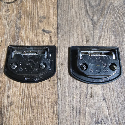 VW Golf IV / Bora / Audi A3 / A4 / A6 – Original 2x Verzurröse Kofferraum 1J0864203B
