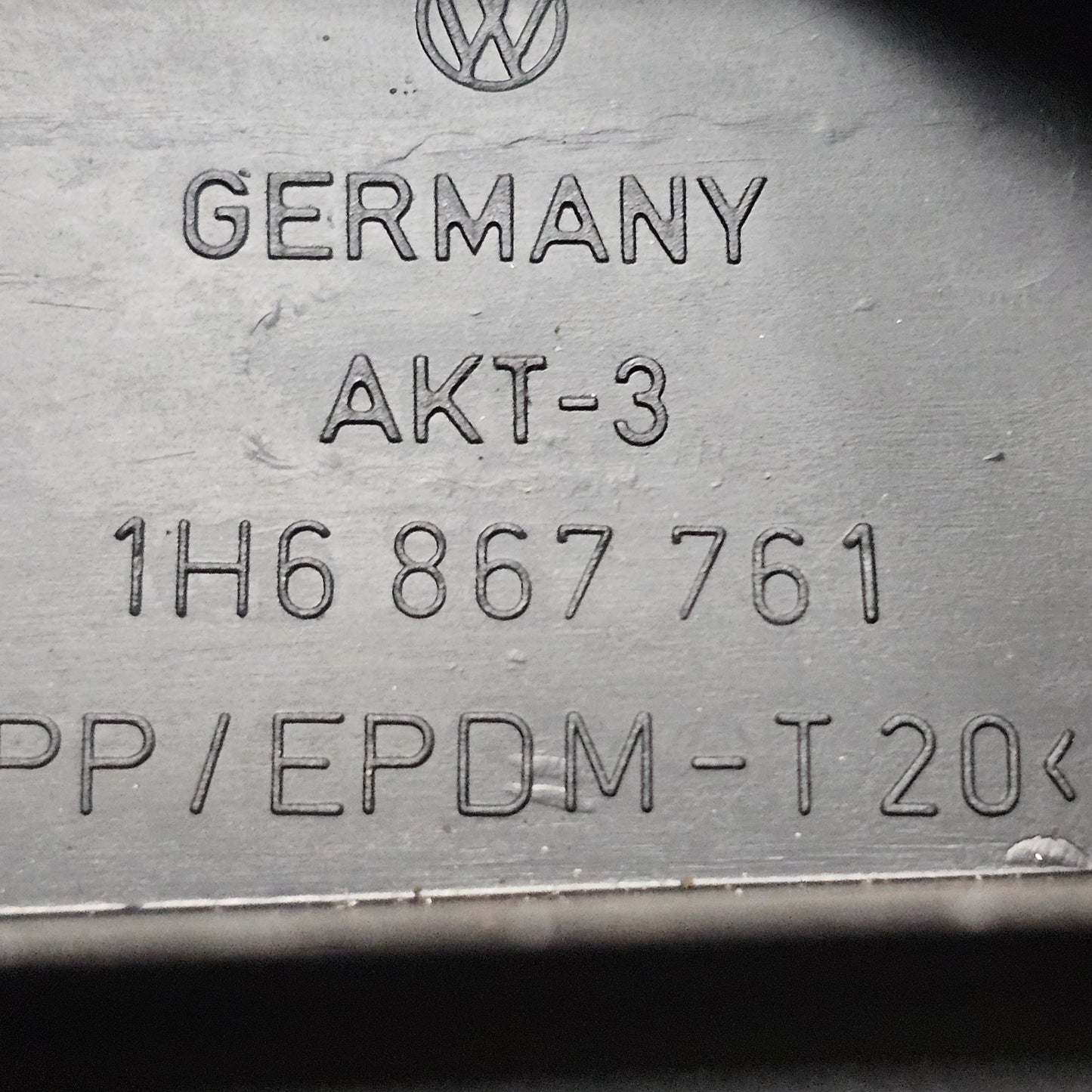 Hutablagen-Halterung links VW Golf 3 – 1H6867761 – schwarz – gebraucht