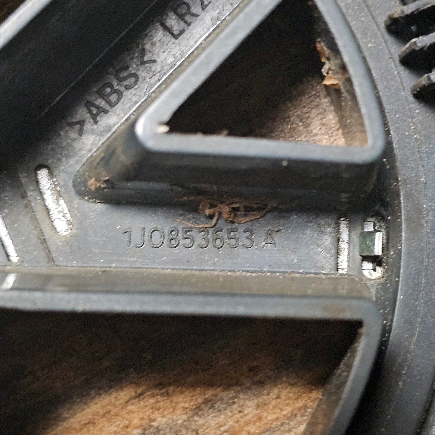 VW Golf IV Kühlergrill mit Emblem – Originalteile 1J0 853 655 D / 1J0 853 651 F / 1J0 853 653 A – Grauton (Farbton variabel)