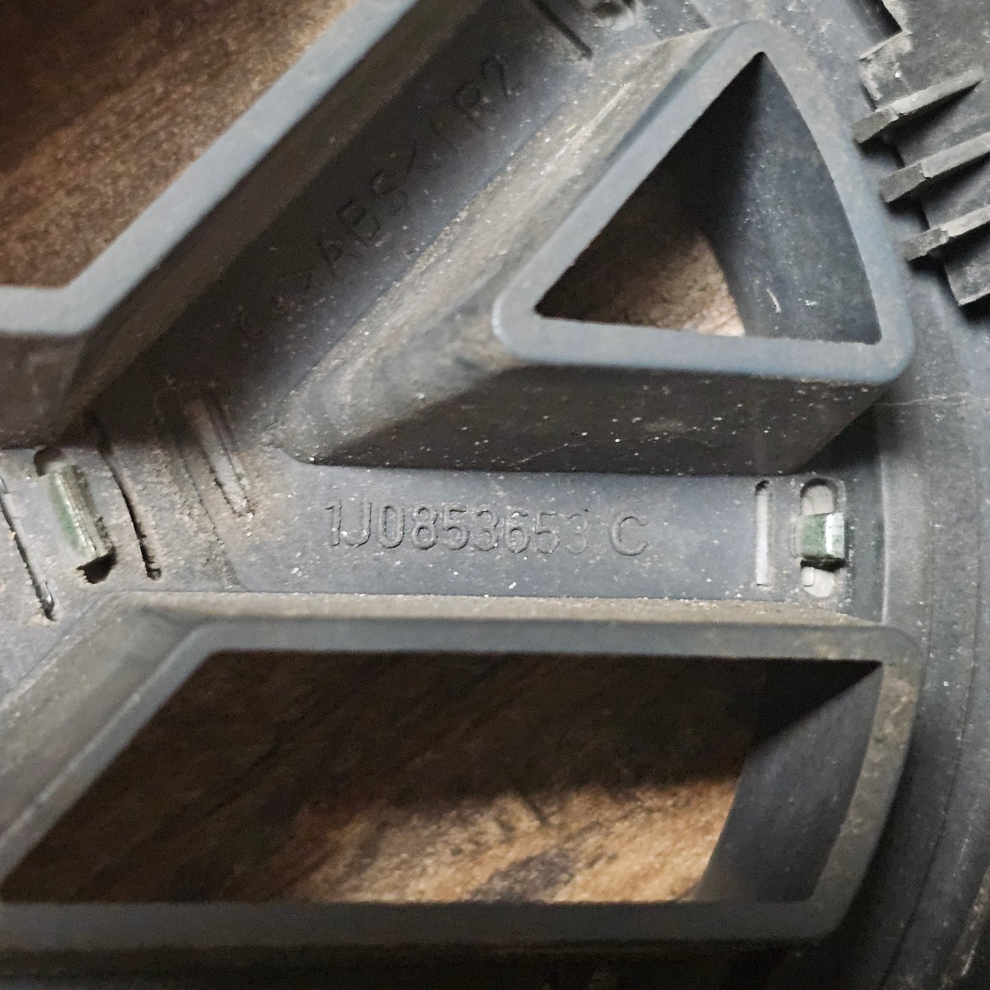 VW Golf IV Kühlergrill mit Emblem – Originalteile 1J0 853 651 H / 1J0 853 655 G / 1J0 853 653 C – Grauton (Farbton variabel)