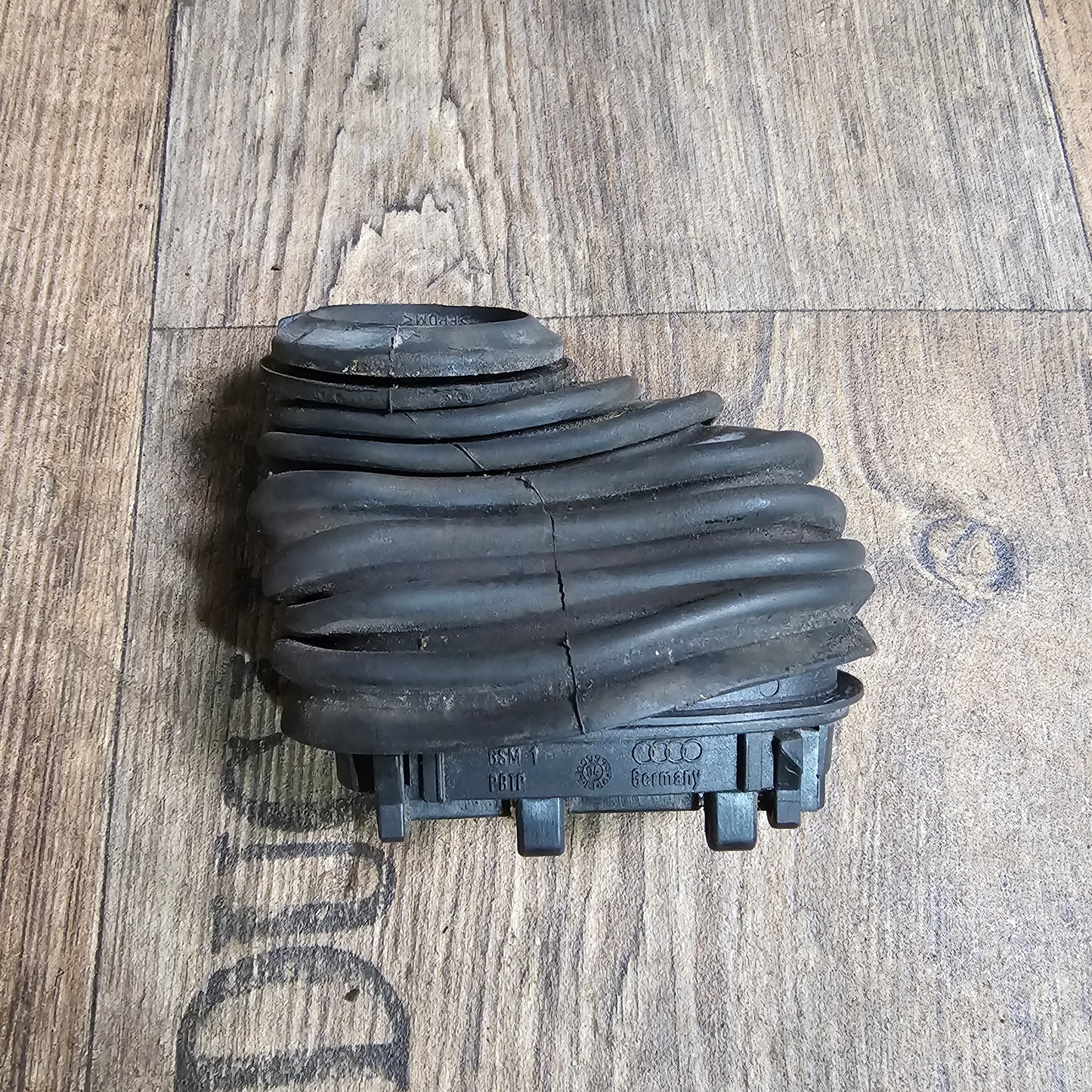 VW Golf IV / Bora / Audi A3 / A4 / A6 – Original Faltenbalg mit Halter 800 937 545 E