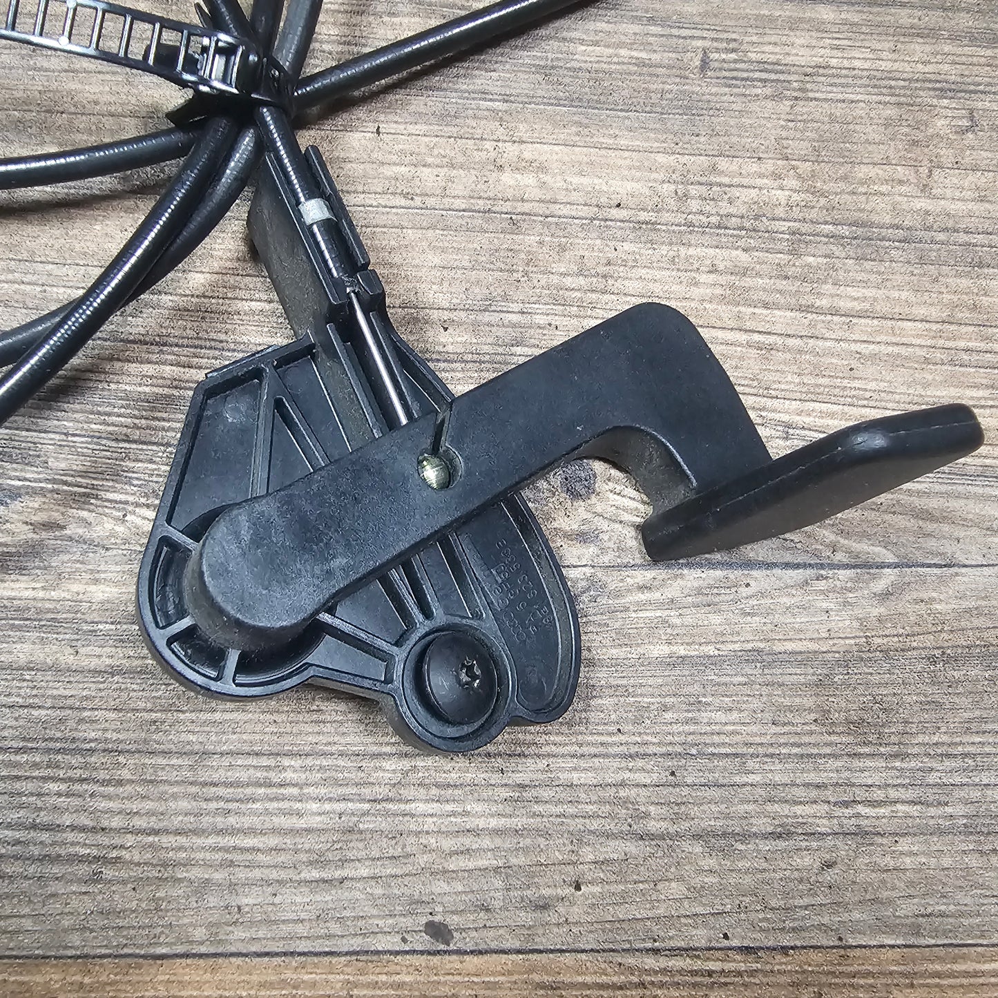 Seilzug Motorhaube mit Griff Audi A4 B6/B7 (8E) & Seat Exeo 8E1 823 533 B - gebraucht