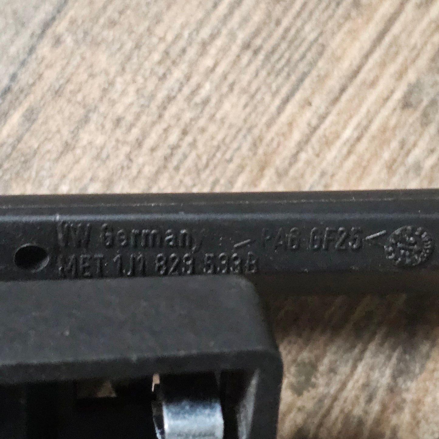 Motorhaubenentriegelung komplett – VW Golf 4, Jetta, Beetle – Halterung + Zug + Griff – 1J1823633 / 1J1823531B / 1J1823533B