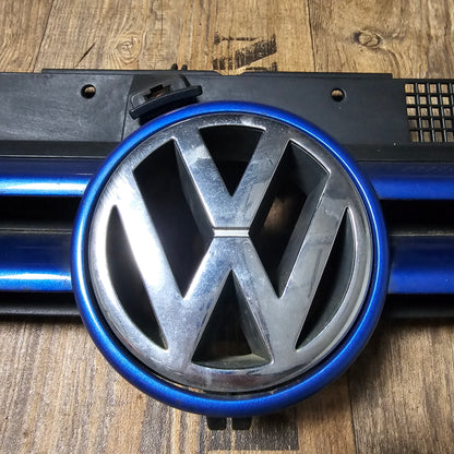 VW Golf IV Kühlergrill mit Emblem – Technoblau LW5Y – Originalteile 1J0 853 651 H / 1J0 853 655 G / 1J0 853 653 C