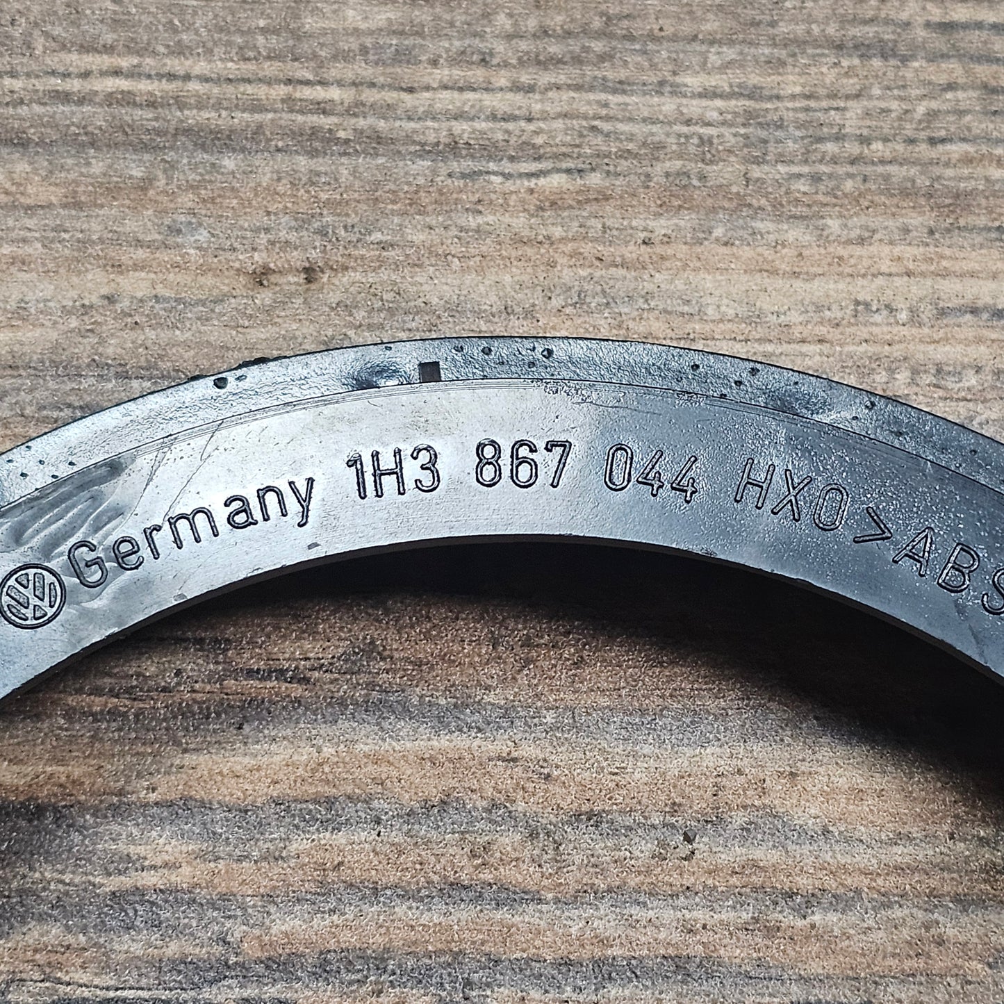 Gebrauchtes Boxengitter für VW Golf 3 / Vento / Cabrio – Rechts Hinten mit Rahmen – Teilenummer 1H3867150 + 1H3867044