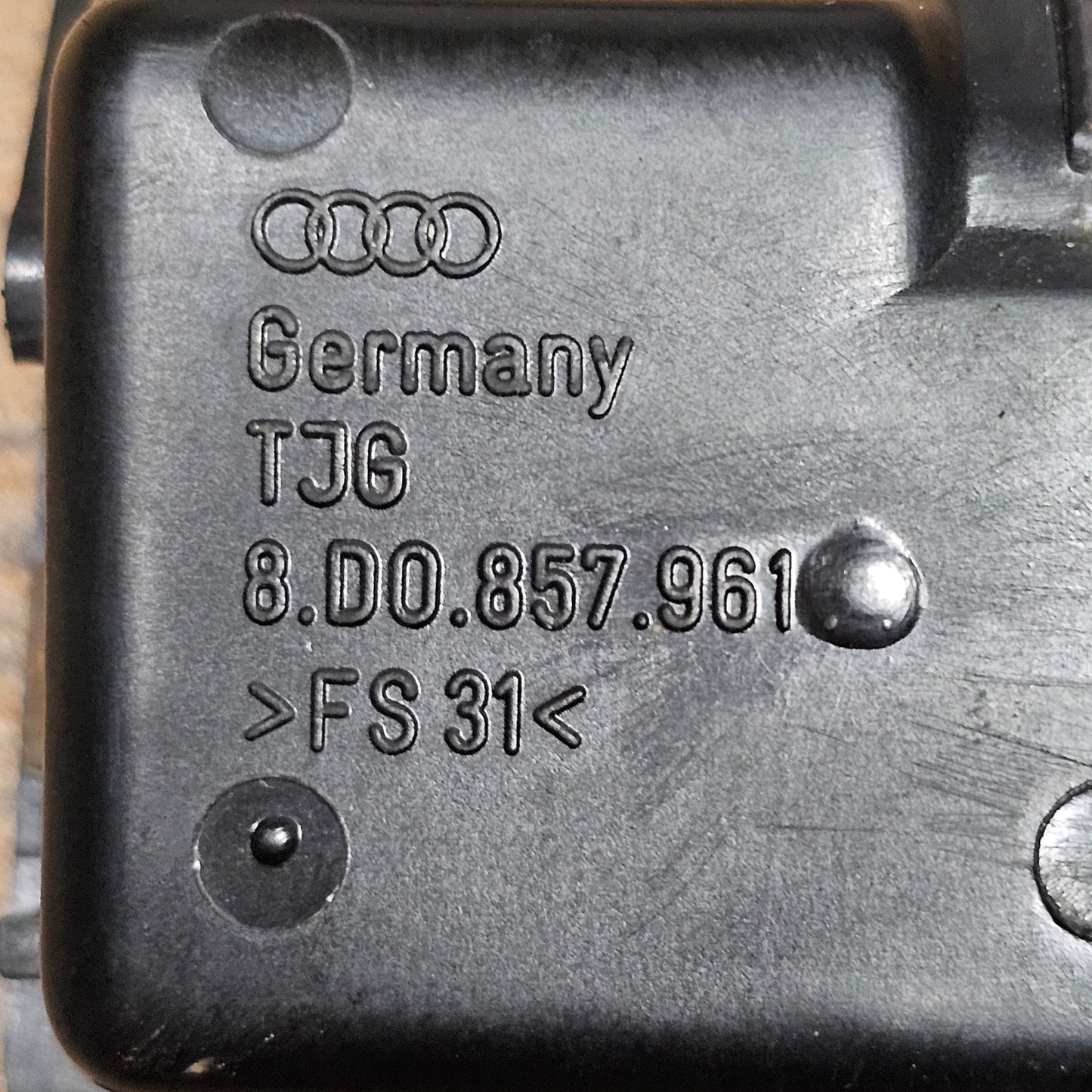 Aschenbecher hinten schwarz Audi A4 B5 8D0 857 961 - gebraucht