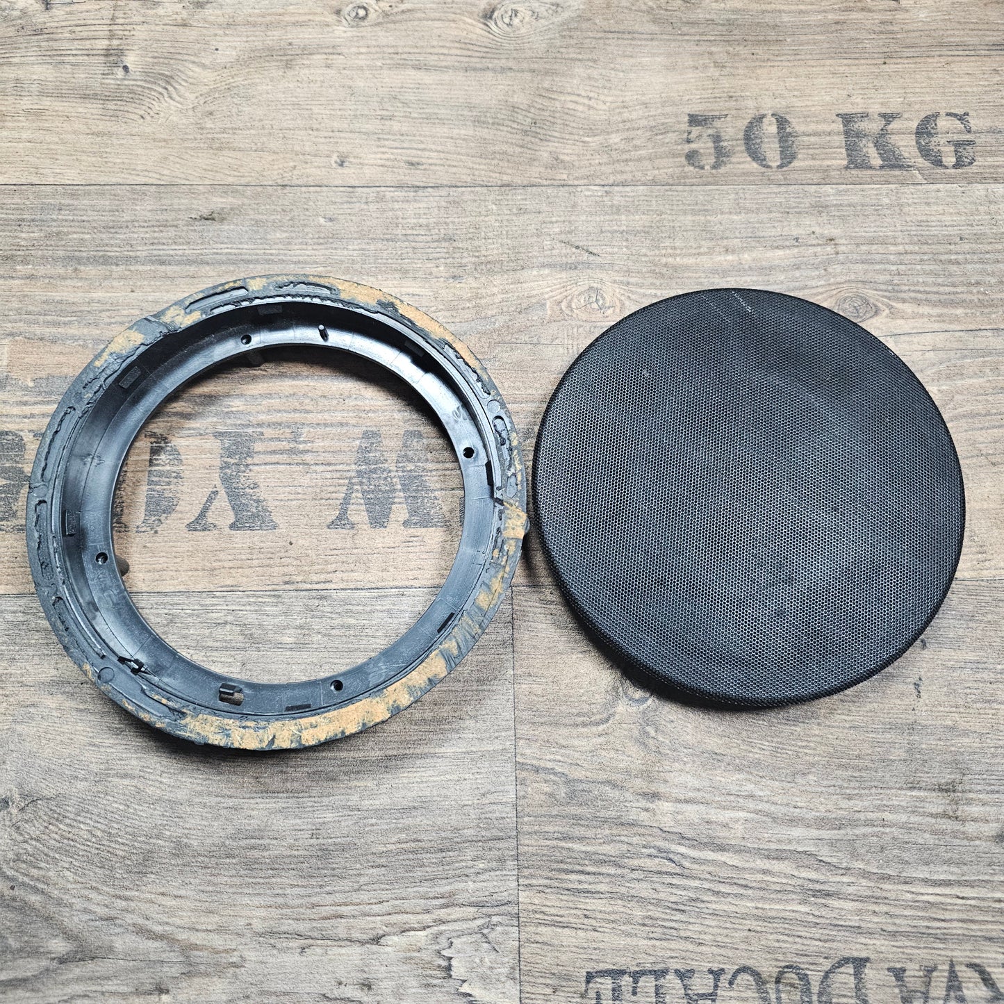 Gebrauchtes Boxengitter für VW Golf 3 / Vento / Cabrio – Rechts Hinten mit Rahmen – Teilenummer 1H3867150 + 1H3867044