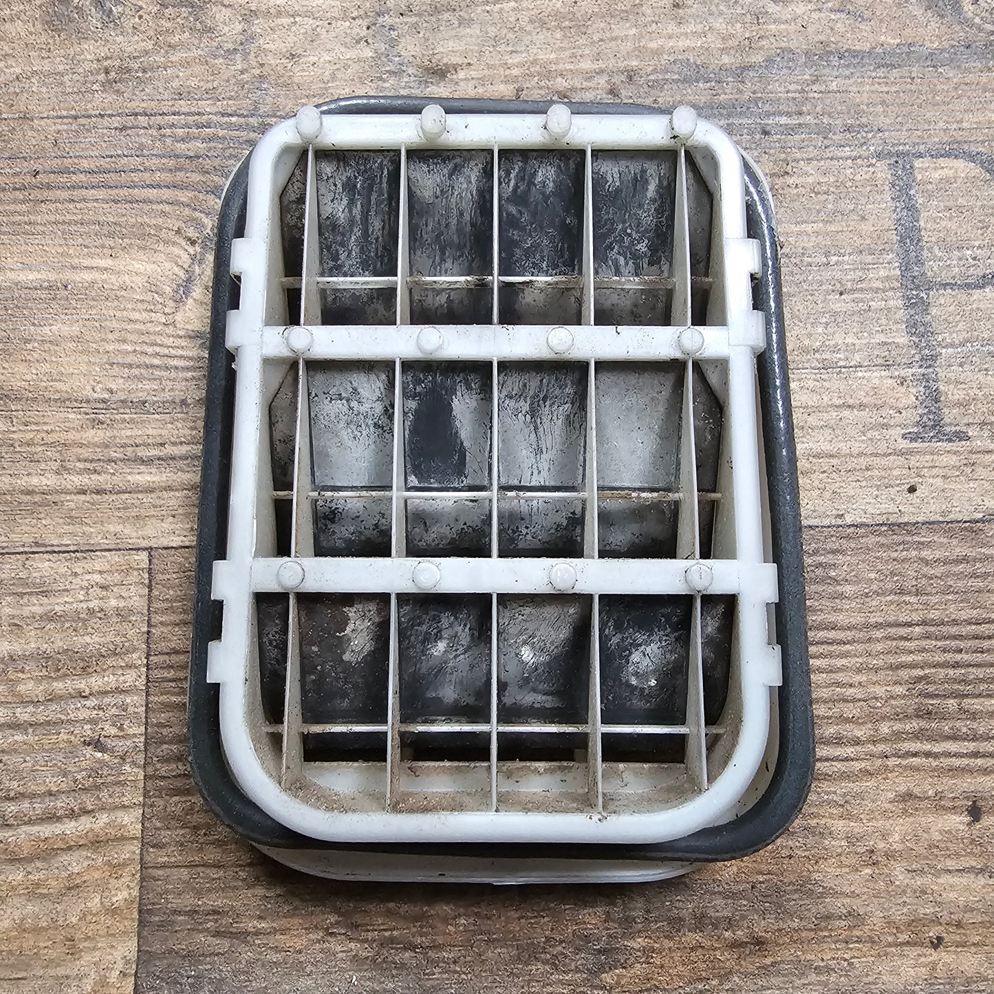 Entlüftungsgitter Karosserie VW Golf 3 / Audi A3 8L – 1H0819465 – gebraucht