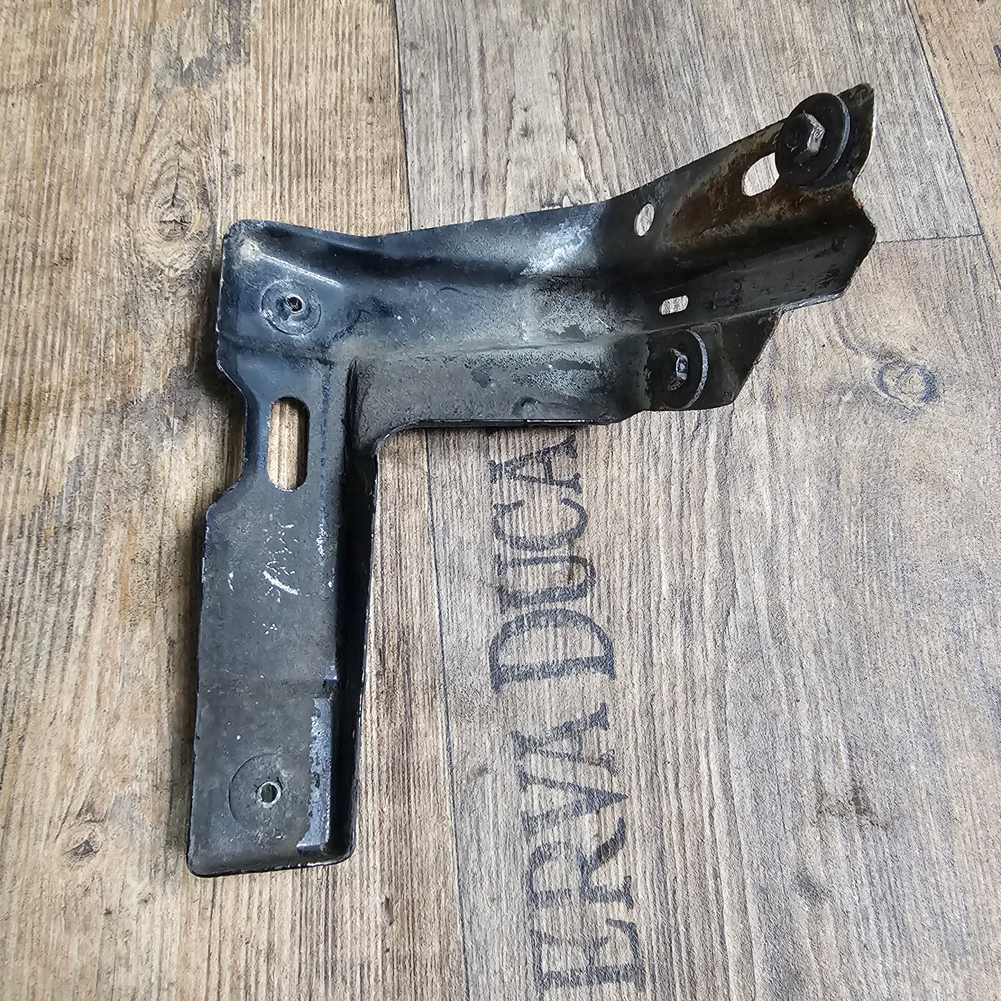 Kotflügelhalter vorne rechts für VW Golf IV & Bora – Originalteil 1J0 821 136