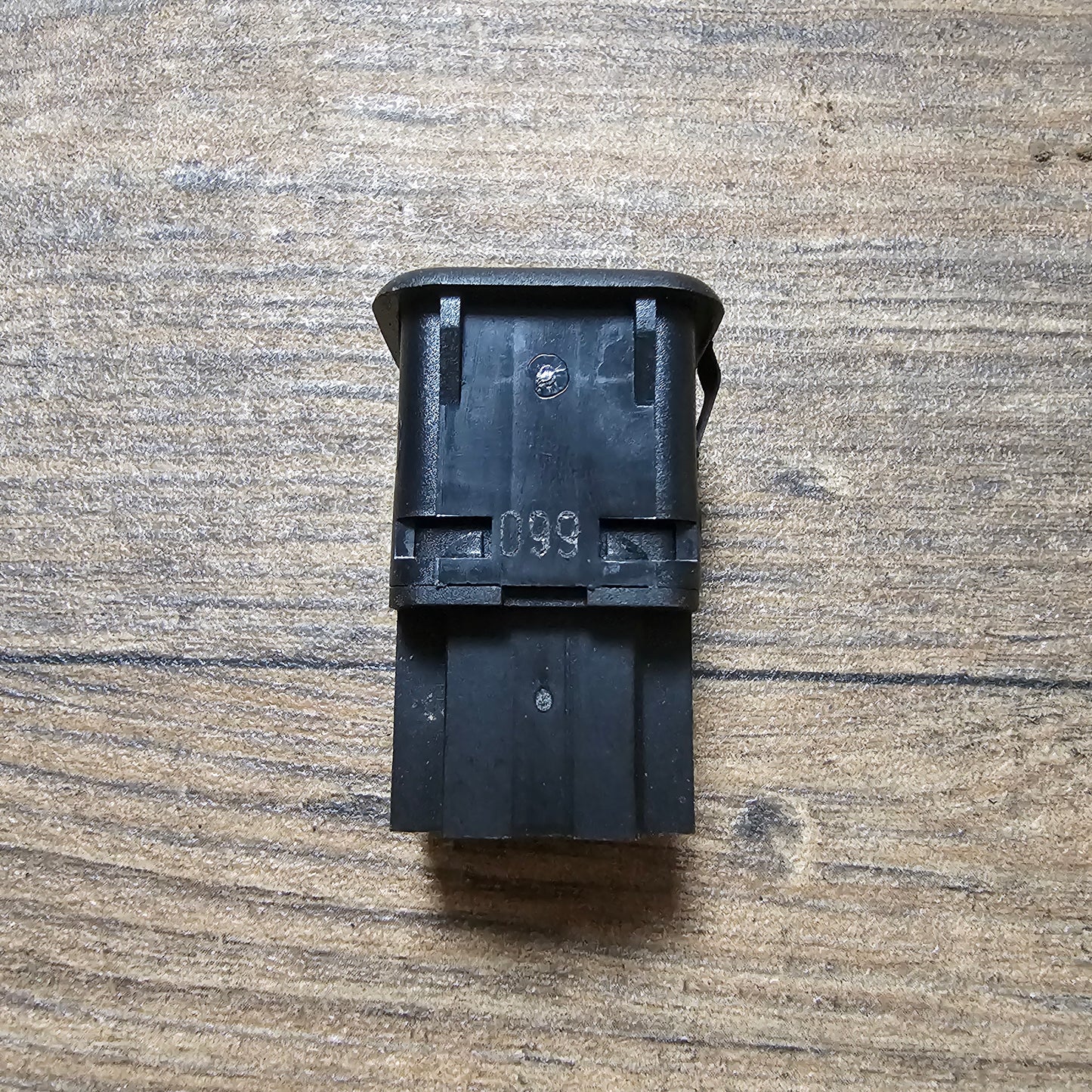 Elektrischer Entriegelungsknopf für Tankklappe VW Golf IV – 3B0 959 833 A