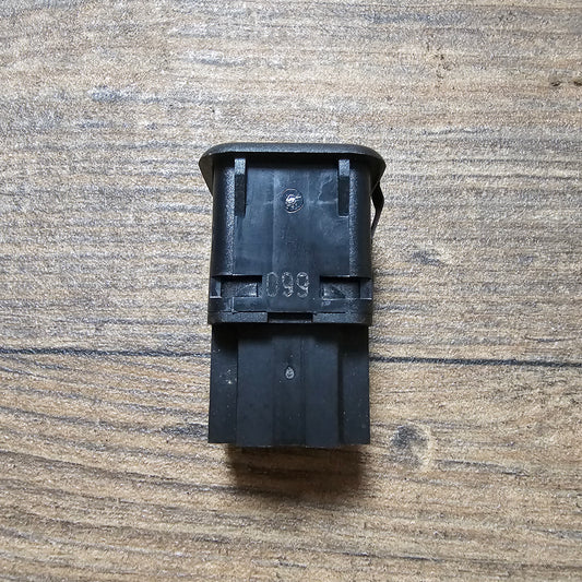 Elektrischer Entriegelungsknopf für Tankklappe VW Golf IV – 3B0 959 833 A