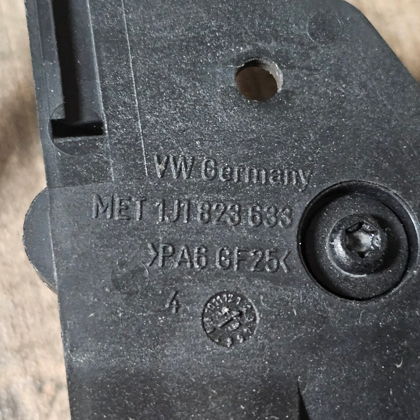 Motorhaubenentriegelung komplett – VW Golf 4, Jetta, Beetle – Halterung + Zug + Griff – 1J1823633 / 1J1823531B / 1J1823533B