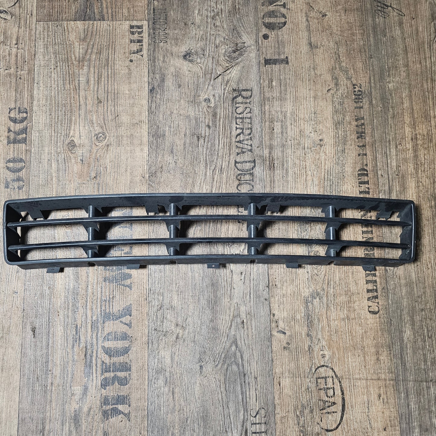 VW Golf IV Luftführungsgitter – Originalteil 1J0 853 677 D – Mittelgrill Stoßfänger vorne