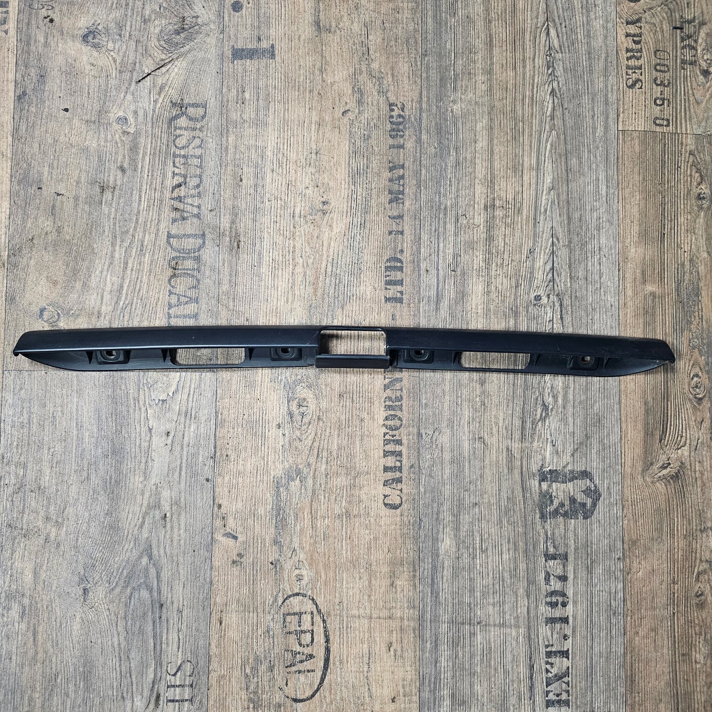 Griffleiste Heckklappe schwarz VW Golf 3 – 1H6827577D – gebraucht