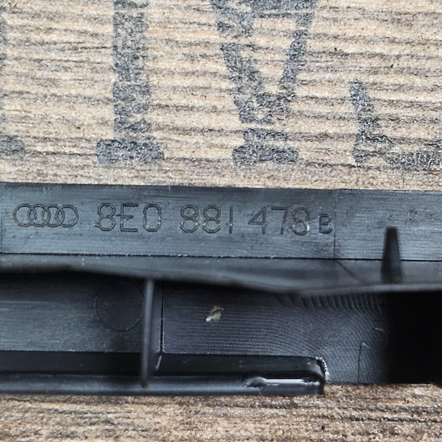 Sitzschienenverkleidung links innen Audi A4 B6 8E 8E0881478B