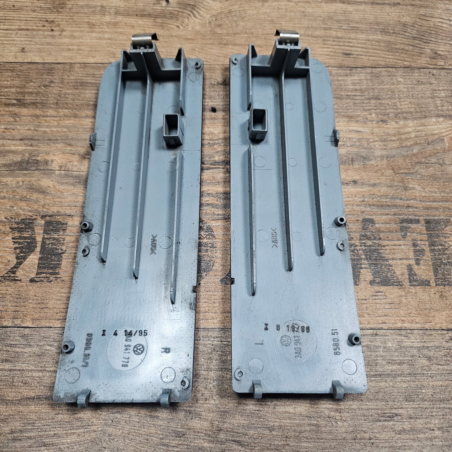 Blende Nebelscheinwerfer rechts + links weiß – VW Passat 35i/B4 – 3A0941778 + 3A0941777 – neu (Lagerware)