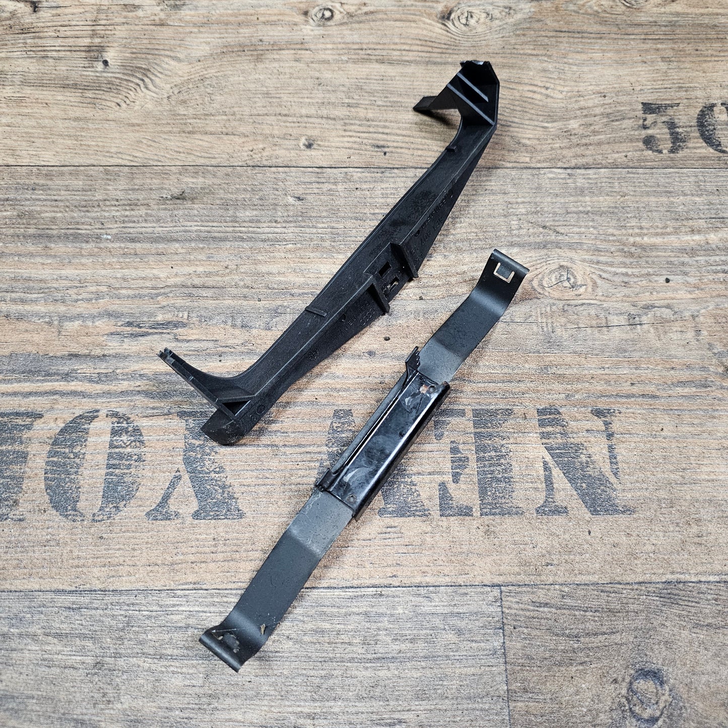 Audi VW Skoda Gehäuse Abdeckung Halter Motorsteuergerät 8D1907355B + 8E1907613D gebraucht