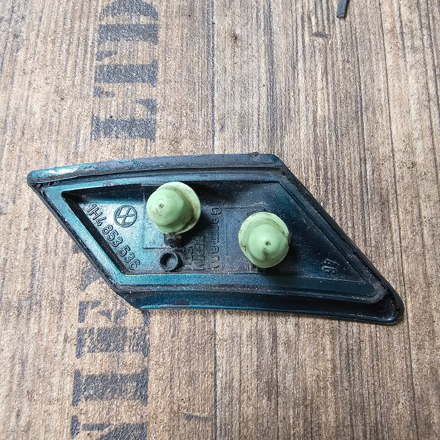 Zierleiste hinten rechts VW Golf 3 / Vento / Cabrio – 1H4853536 – lackiert in LC6P Dragongreen – gebraucht